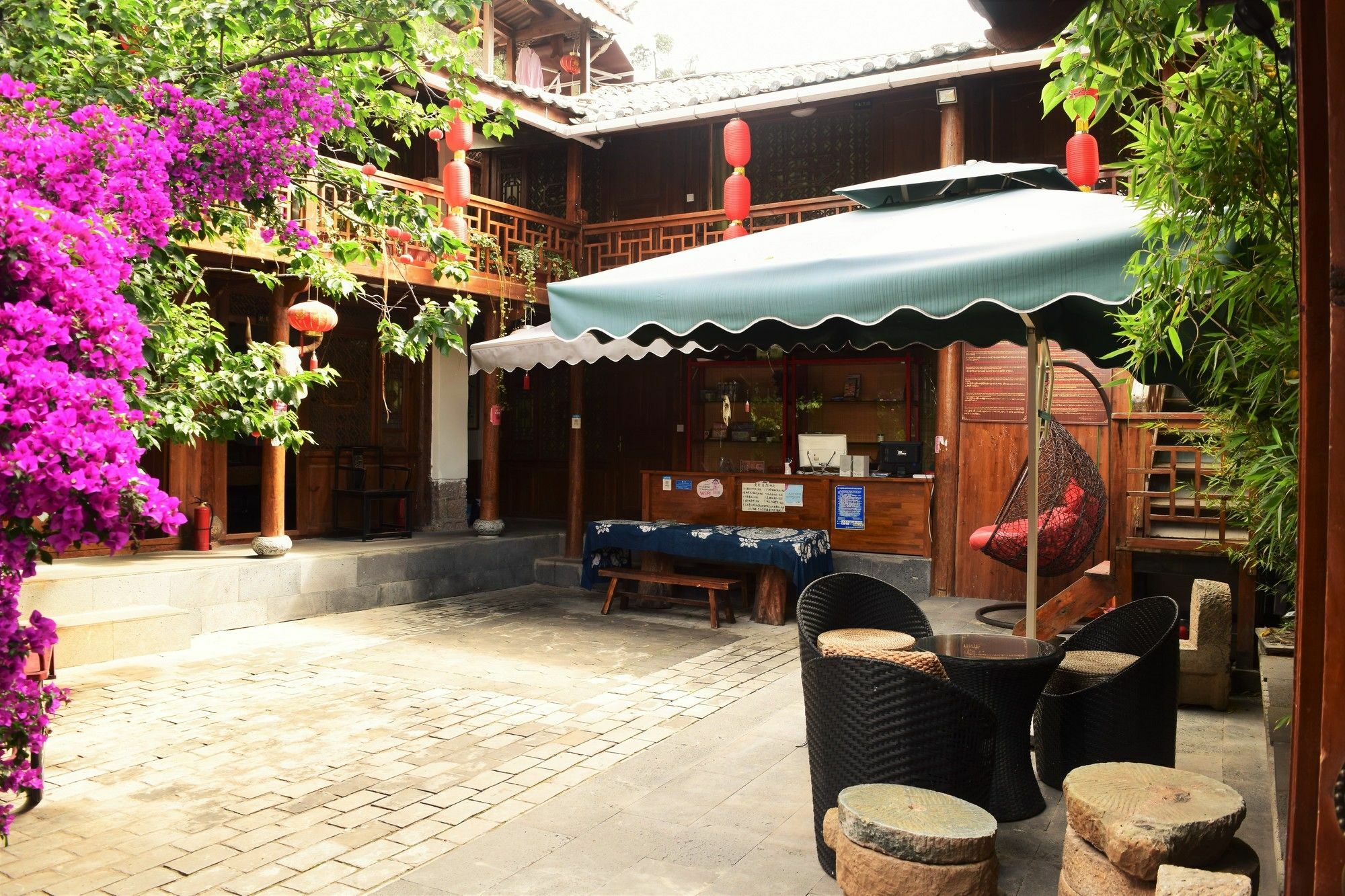 Runtong International Youth Hostel 麗江市 エクステリア 写真
